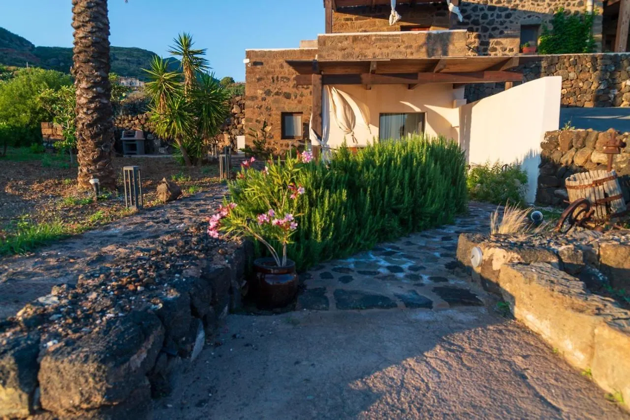 Vakantiehuis Dammusi Uliveto Villa Scauri  Italië